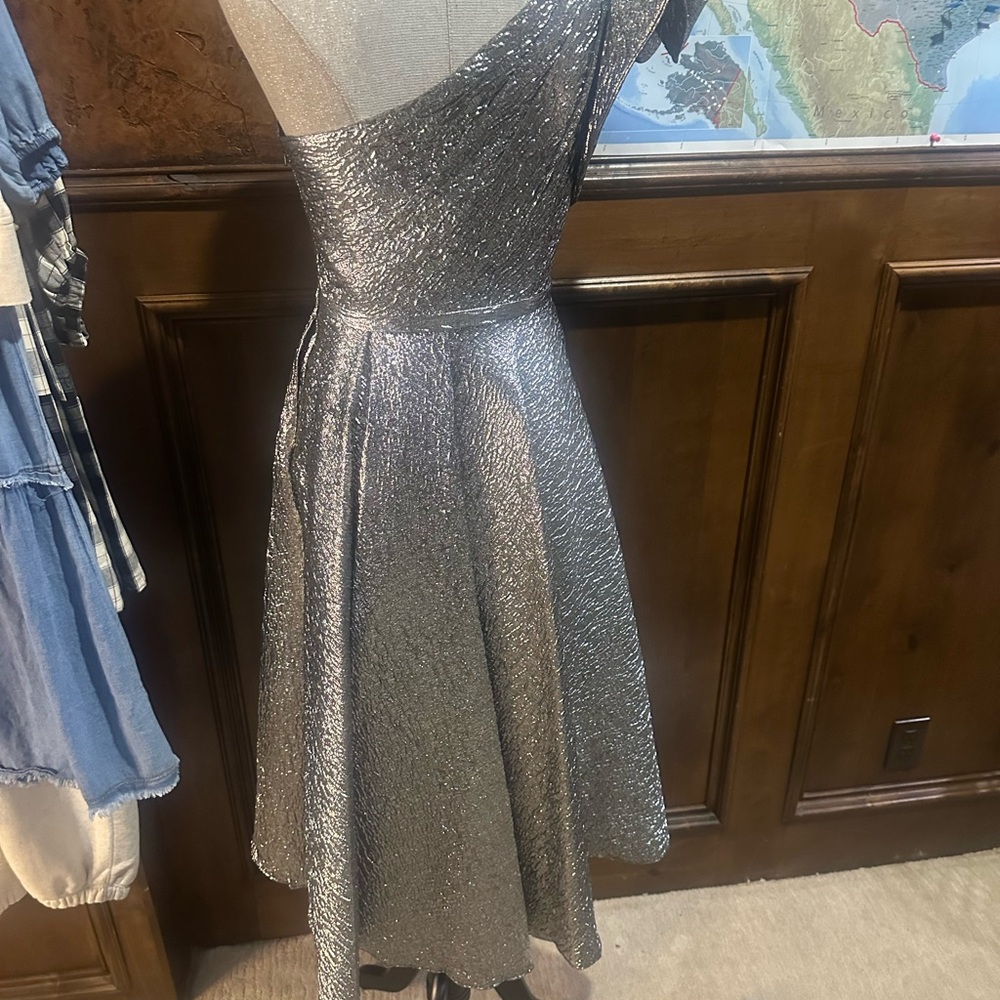 NWT SIZE 4 Mac Duggal Glittering One Shoulder Silver Dress - Picture 6 of 8
